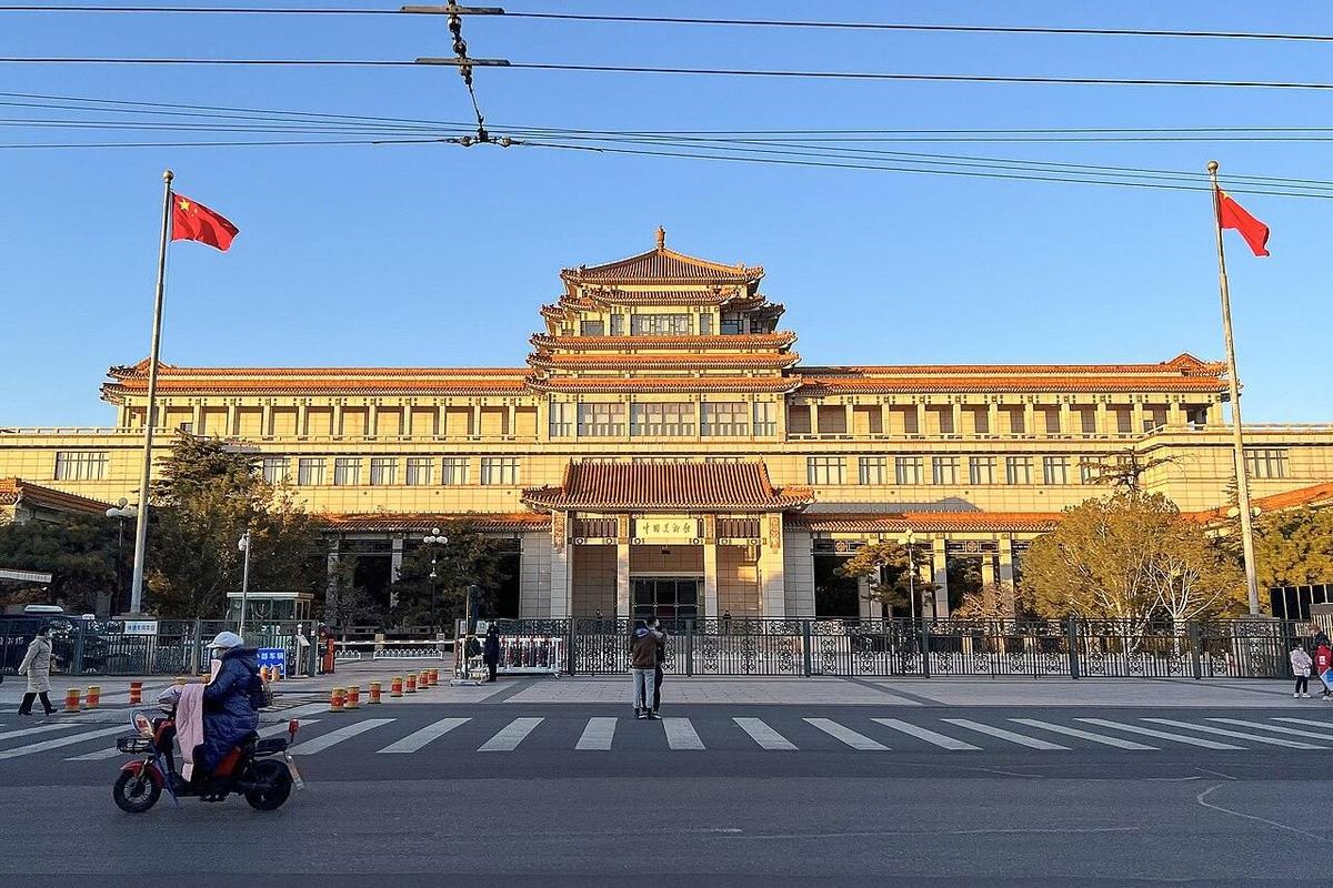 【大院旧事与古乐梵音】东四胡同人文漫游：美术馆、红楼与古刹寻静